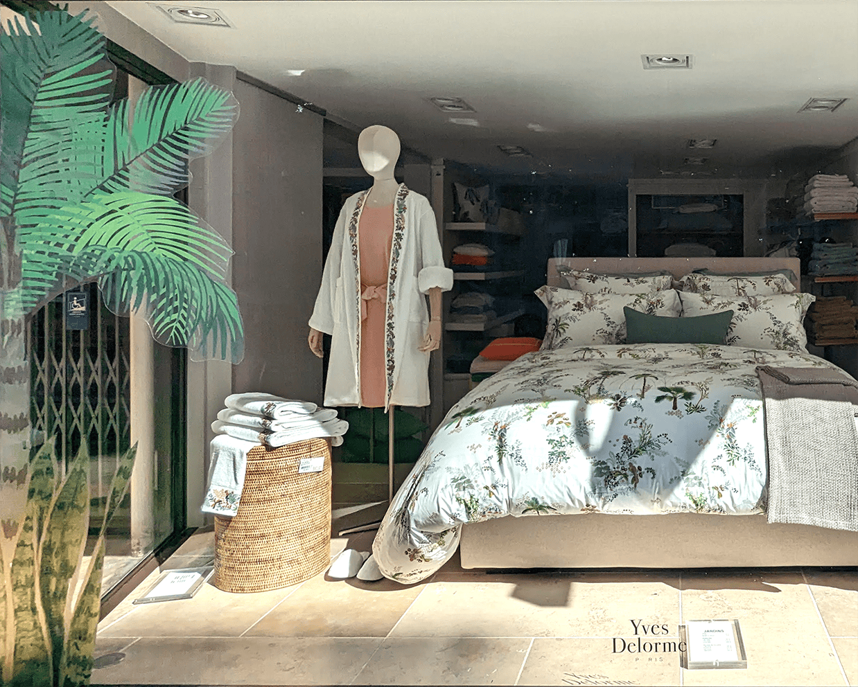 Lucieconan-Scenographie-Vitrine-Paris-Yvesdelormes-5